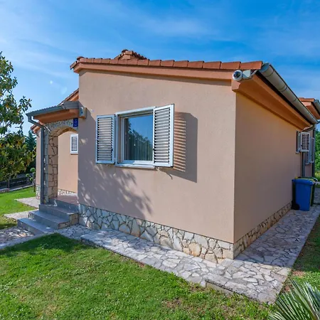 Flora, Warm And Sunny בית נופש *