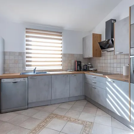 Flora, Warm And Sunny בית נופש *