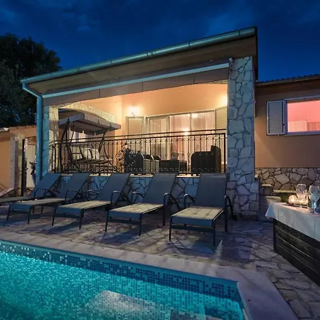 Flora, Warm And Sunny בית נופש Loborika