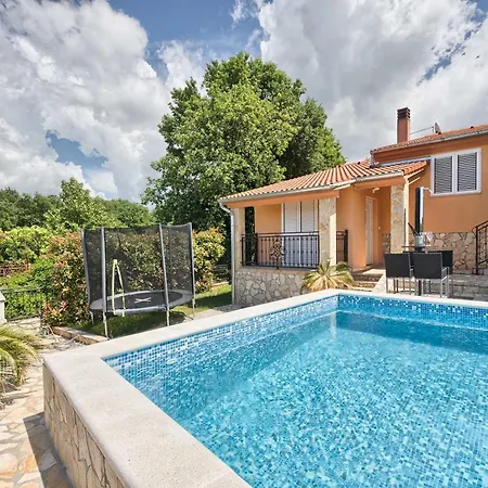 Flora, Warm And Sunny Holiday home Loborika