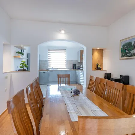 בית נופש Flora, Warm And Sunny