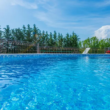 בית נופש Flora, Warm And Sunny Loborika