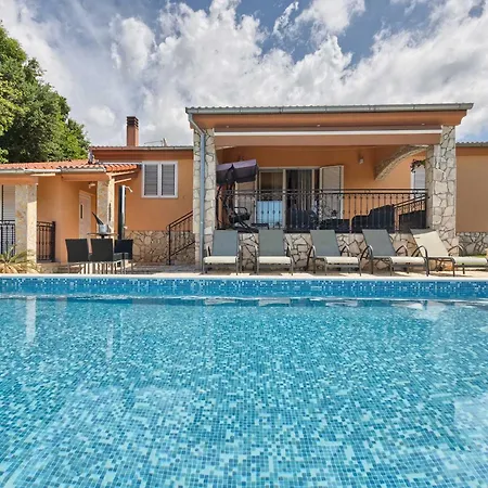 בית נופש Flora, Warm And Sunny *