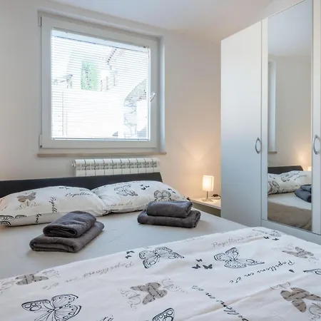 Flora, Warm And Sunny בית נופש Loborika