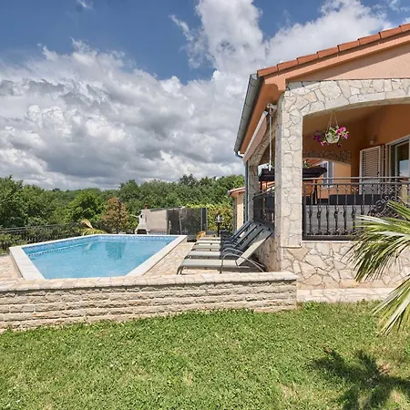 בית נופש Flora, Warm And Sunny