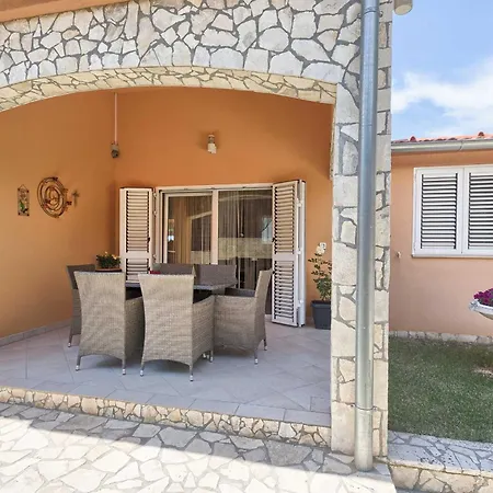 בית נופש Flora, Warm And Sunny