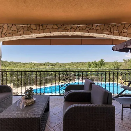 בית נופש Flora, Warm And Sunny *