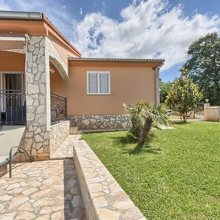 Flora, Warm And Sunny בית נופש Loborika