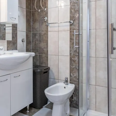 בית נופש Flora, Warm And Sunny