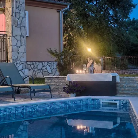 Flora, Warm And Sunny Loborika