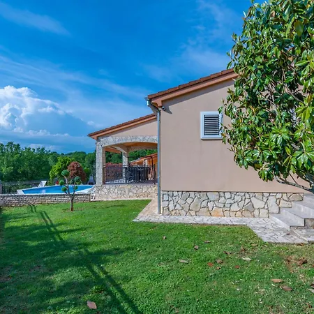 Flora, Warm And Sunny בית נופש Loborika