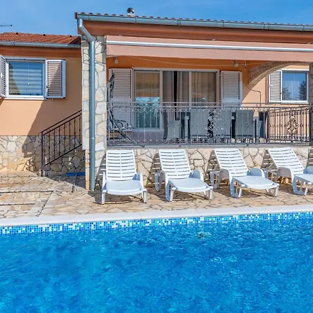 בית נופש Flora, Warm And Sunny