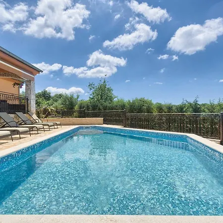 בית נופש Flora, Warm And Sunny *