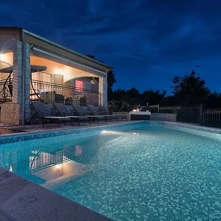 Flora, Warm And Sunny בית נופש Loborika